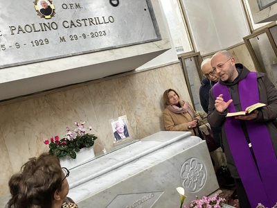 Fra Alessandro Mastromatteo benedice il luogo di sepoltura  di fra Paolino Castrillo
